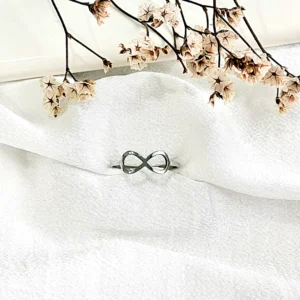 Anillo de acero, con símbolo del infinito.