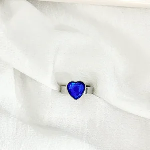 Anillo de acero, corazón con piedra azul.