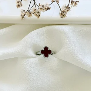 Anillo regulable de acero, trébol bordó.