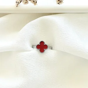 Anillo regulable de acero, trébol rojo.