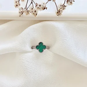 Anillo regulable de acero, trébol verde.