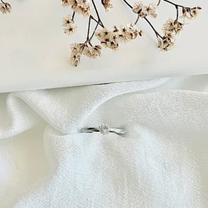 Anillo acero con piedra blanca.