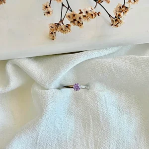 Anillo acero con piedra lila.