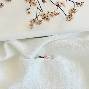 Anillo acero con piedra rosa.
