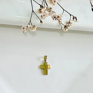 Dije cruz bombé de acero dorado. 1,5 cm. x 1 cm.