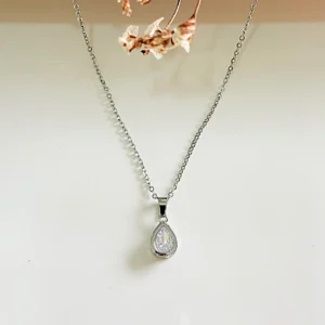 Conjunto de acero, con piedra blanca. 40+5 cm.