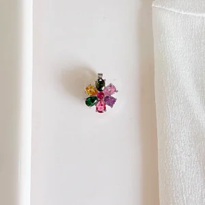 Dije de acero con piedras de colores, giratorio.
