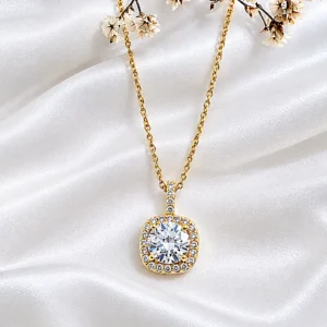 Conjunto de acero dorado, dije con piedra y strass. 45+5 cm.